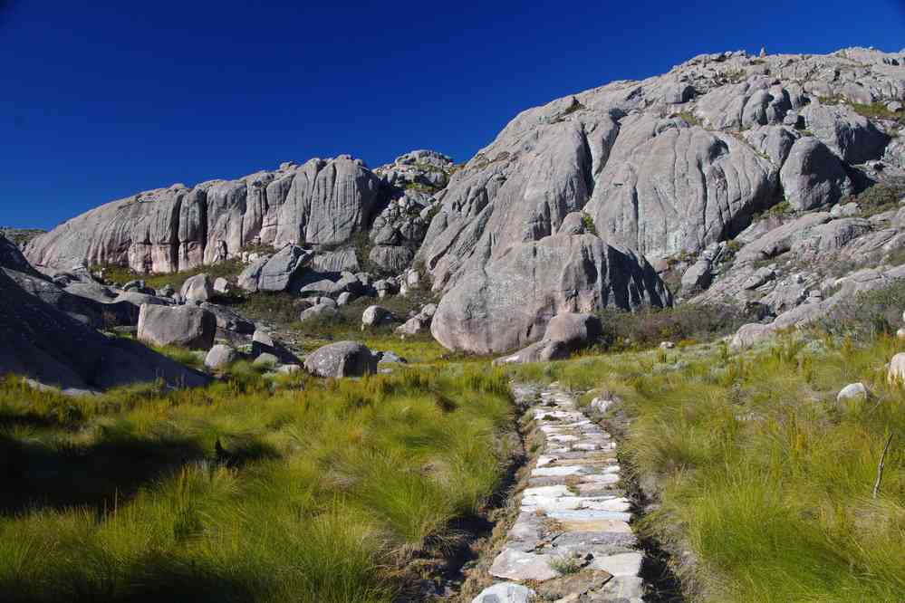 Sentier dallé dans l’Andringitra, le 27 juillet 2018