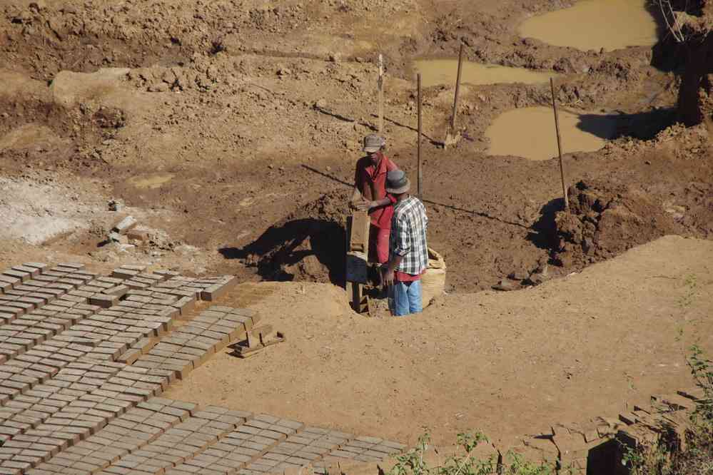 Fabrication artisanale de briques. Randonnée champêtre près de Betafo, le 31 juillet 2018