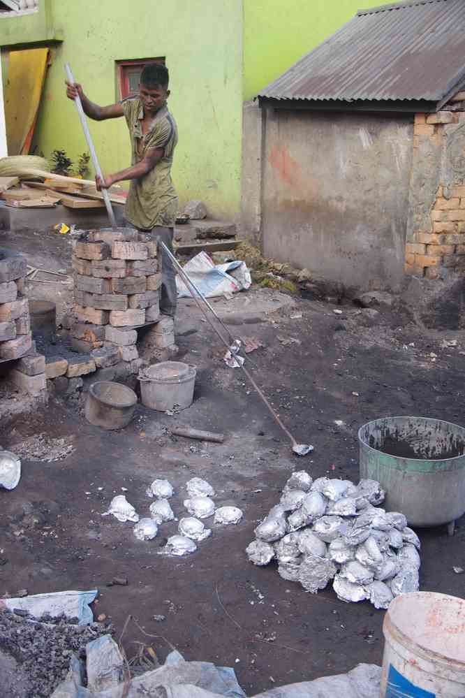 Fabrique d’objets en aluminium (de récupération) à Ambatolampy, le 31 juillet 2018