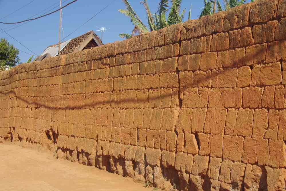 Randonnée urbaine à Tananarive. Mur en pisé historique, le 1ᵉʳ août 2018