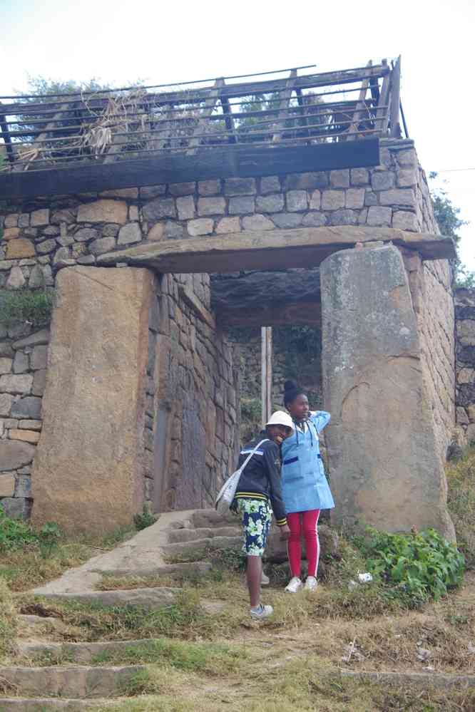 Randonnée urbaine à Tananarive. Porte ancienne sur la colline de Manjakamiadana, le 1ᵉʳ août 2018