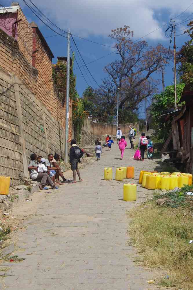 Fontaine urbaine sur la colline de Manjakamiadana, le 1ᵉʳ août 2018