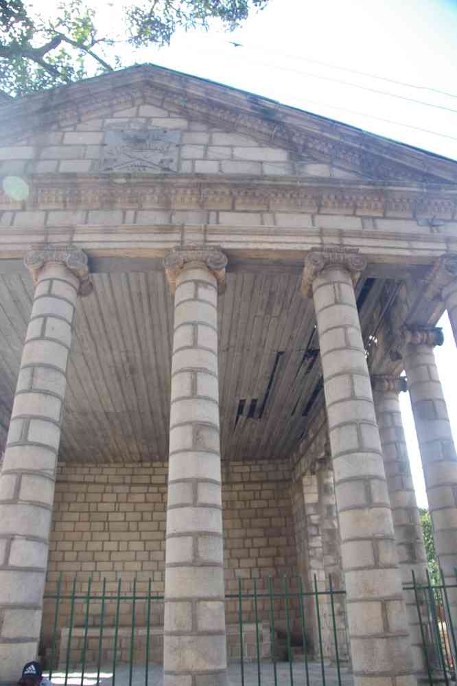 Ancien palais de justice en forme de temple grec, sur la colline de Manjakamiadana. La justice par poison y était pratiquée ! (1ᵉʳ août 2018)