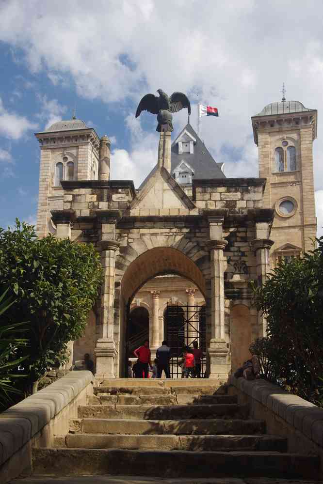 Entrée du palais de la Reine, le 1ᵉʳ août 2018