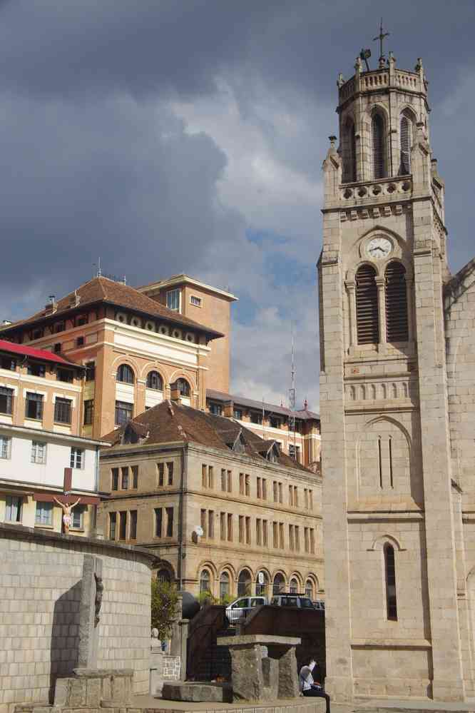 La cathédrale catholique d’Andohalo et le lycée ex-Gallieni, le 1ᵉʳ août 2018