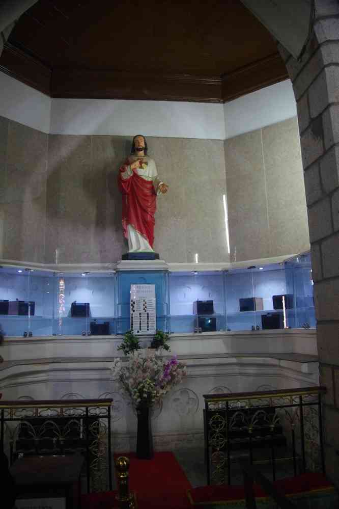 Intérieur (reliquaire) de la cathédrale catholique d’Andohalo de Tananarive, le 1ᵉʳ août 2018