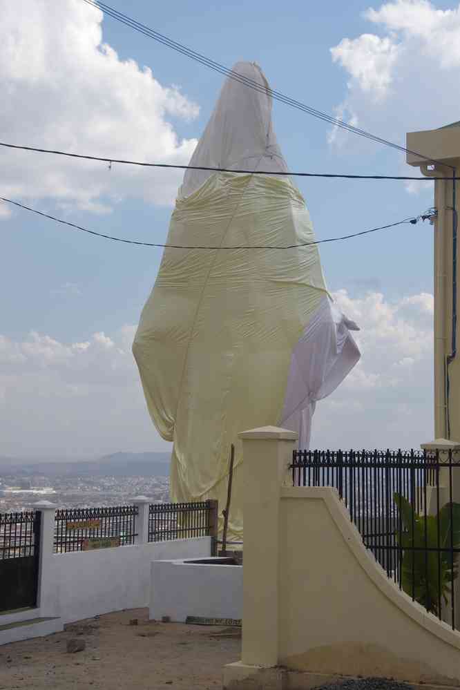 Statue de la Vierge attendant une prochaine inauguration, le 1ᵉʳ août 2018