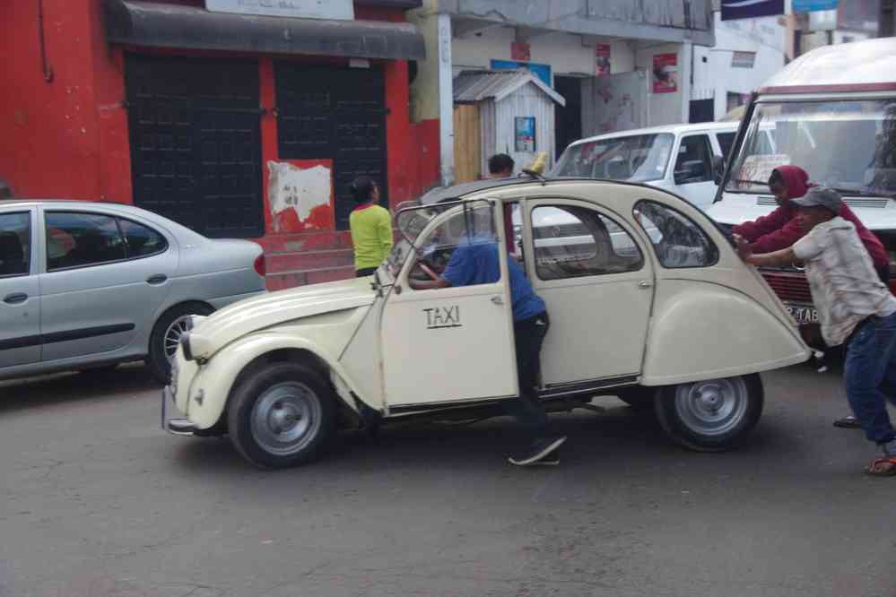 Scène courante à Tananarive : la panne sèche d’un taxi 2CV, le 1ᵉʳ août 2018