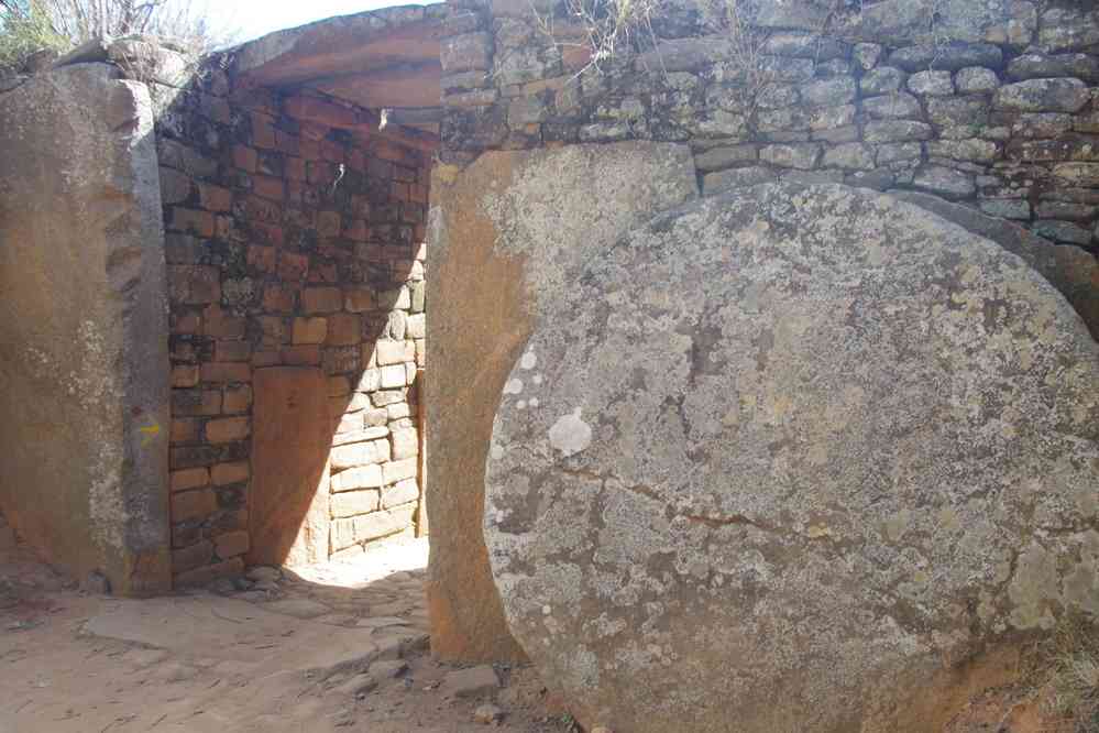 Randonnée vers la colline royale d’Ambohimanga. Ancienne porte similaire à celle de Tananarive, le 2 août 2018