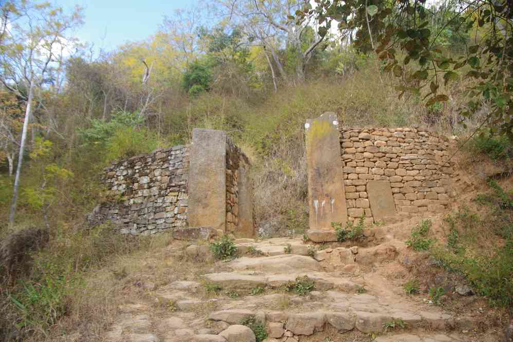 Randonnée vers la colline royale d’Ambohimanga. Ancienne porte similaire à celle de Tananarive, le 2 août 2018