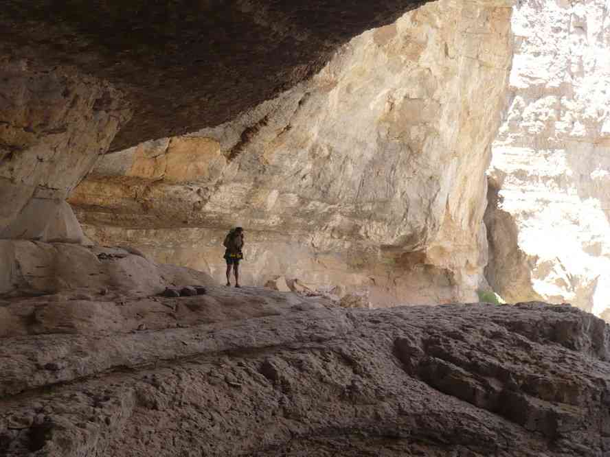 Passage dans le creux du rocher, gorges de Wadi Bani Khalid (30 mars 2012)