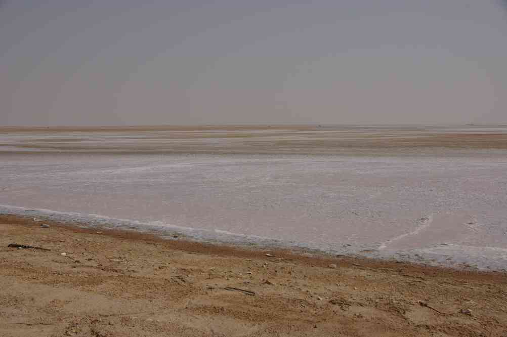 Marais salant près de l’embarcadère pour Masirah, le 1ᵉʳ avril 2012