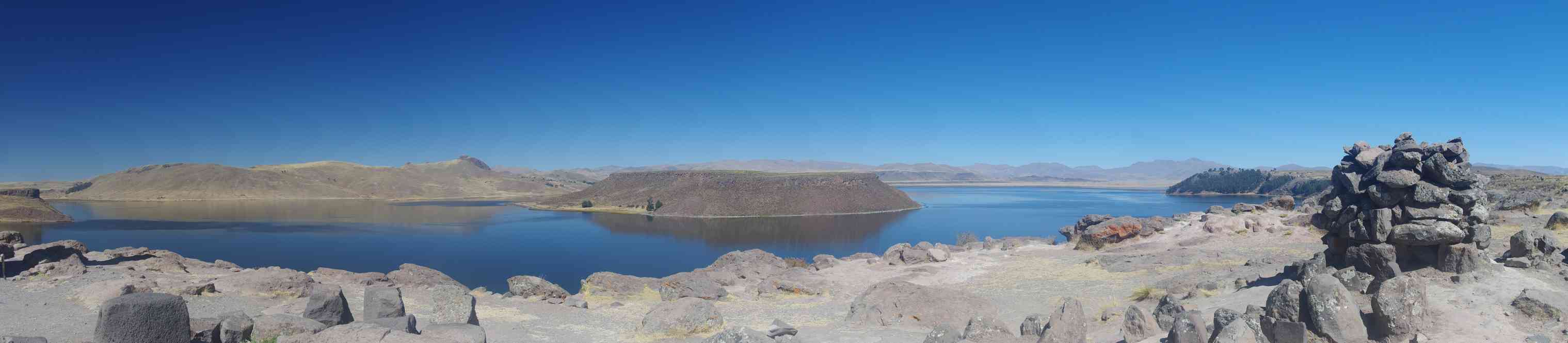 Le lac d’Umayo vu depuis la nécropole de Sillustani, le 8 août 2024