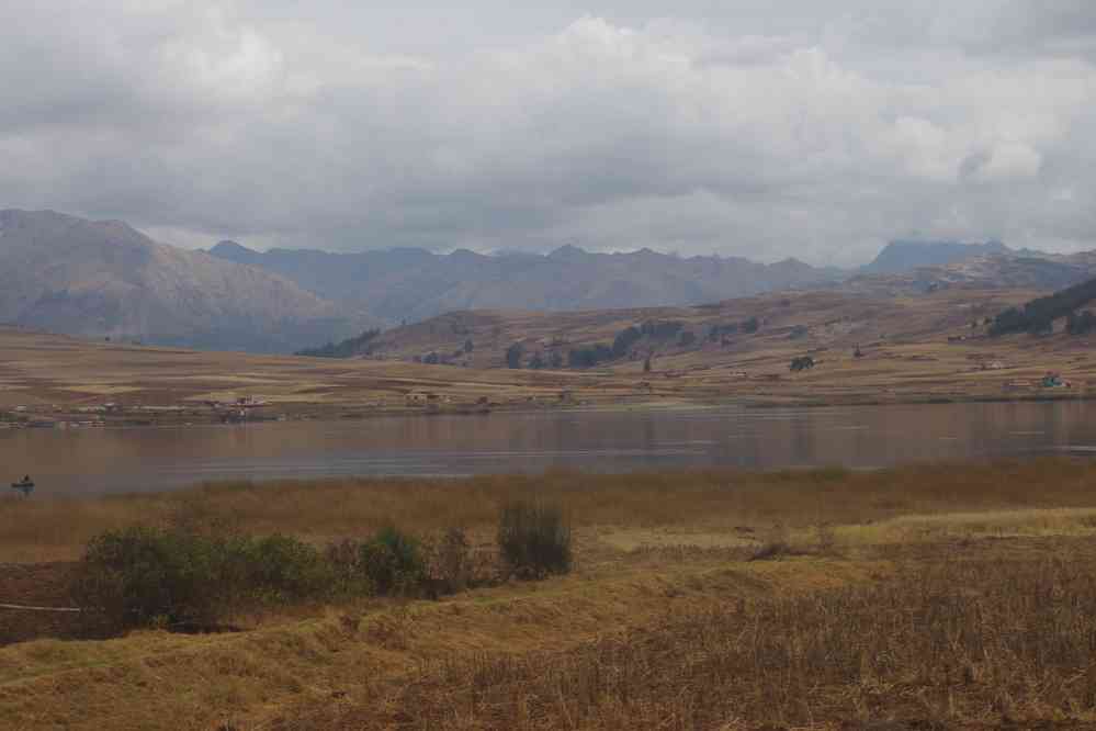 Début de randonnée dans les environs de Chinchero. Marche le long de la laguna Huaypo, le 10 août 2024