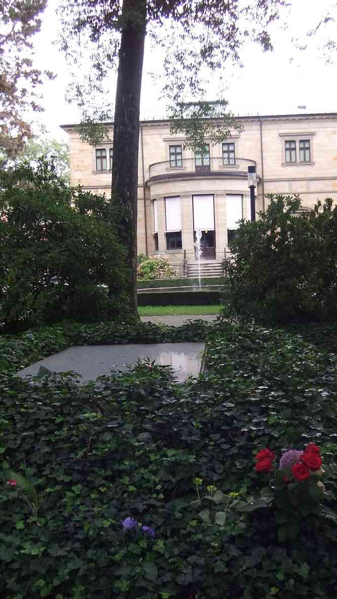 Bayreuth, tombe de Richard Wagner derrière la villa Wahnfried (elle a également été bombardée). 16 août 2019