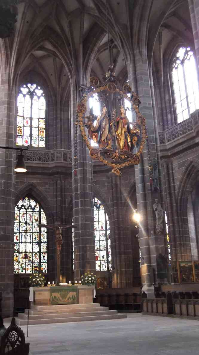 Nuremberg, intérieur de l’église Saint-Laurent. L’annonciation à Marie (suspendue au-dessus de la nef), œuvre de Veit Stoß (1517-1518). 17 août 2019