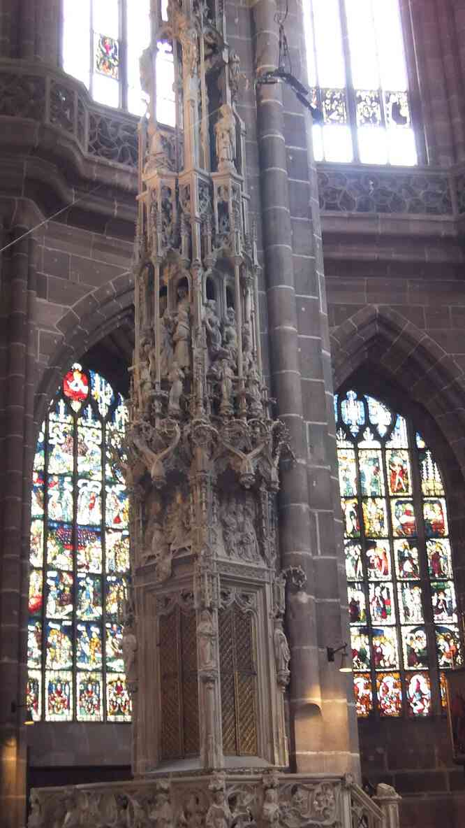 Nuremberg, intérieur de l’église Saint-Laurent. Ancien tabernacle (Adam Kraft, 1493-1496). 17 août 2019