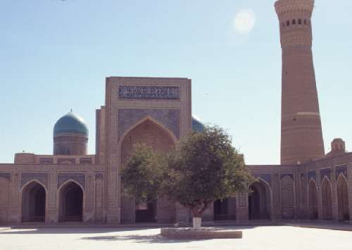 La porte d’entrée et le minaret de la mosquée Kalian, le 24 août 2004
