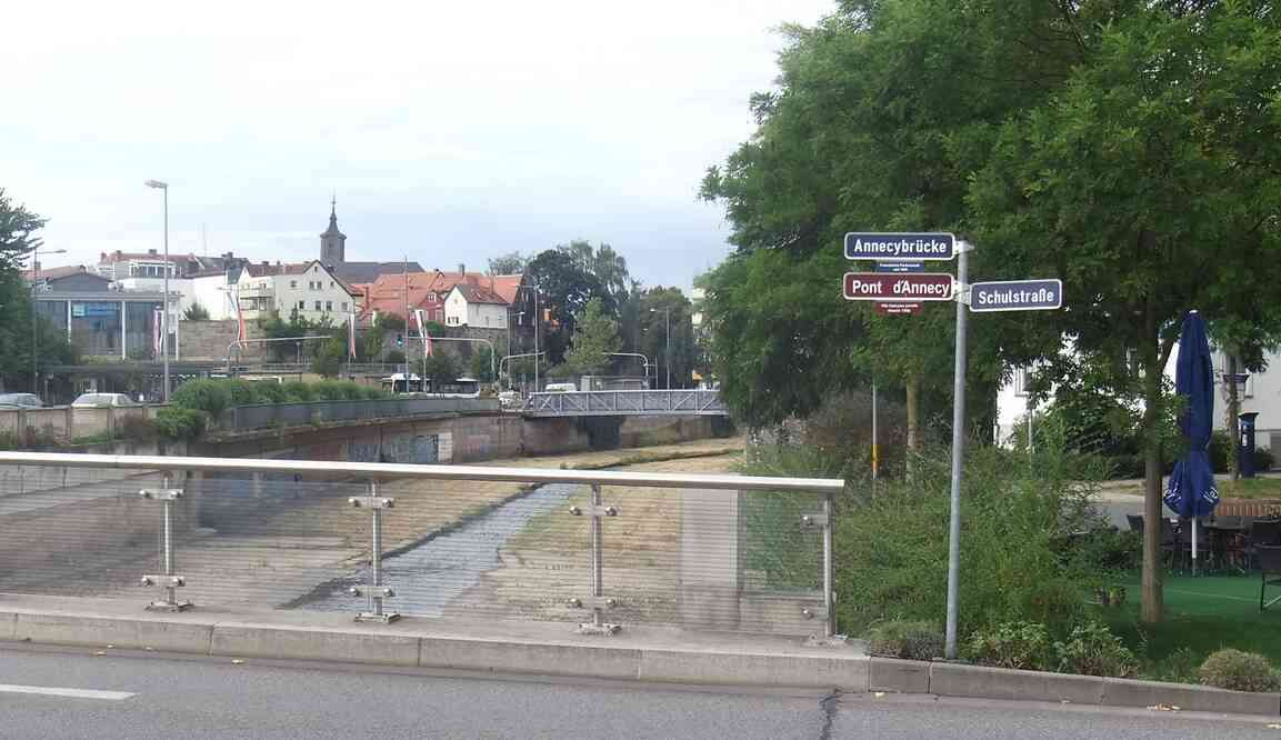 Pont d’Annecy (Annecybrücke) sur le Main. Annecy est jumelée avec Bayreuth depuis 1966. 15 août 2019
