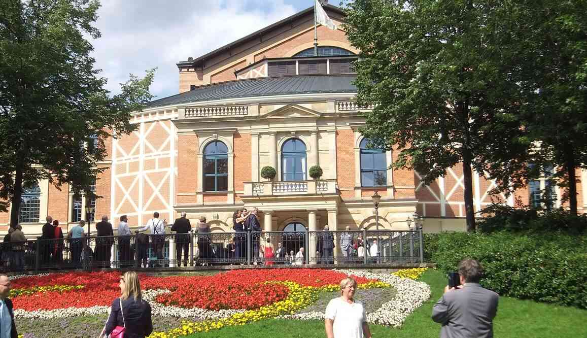 Bayreuth, palais des Festivals (Festspielhaus). Avant le début de la représentation de Tristan et Isolde. 16 août 2019