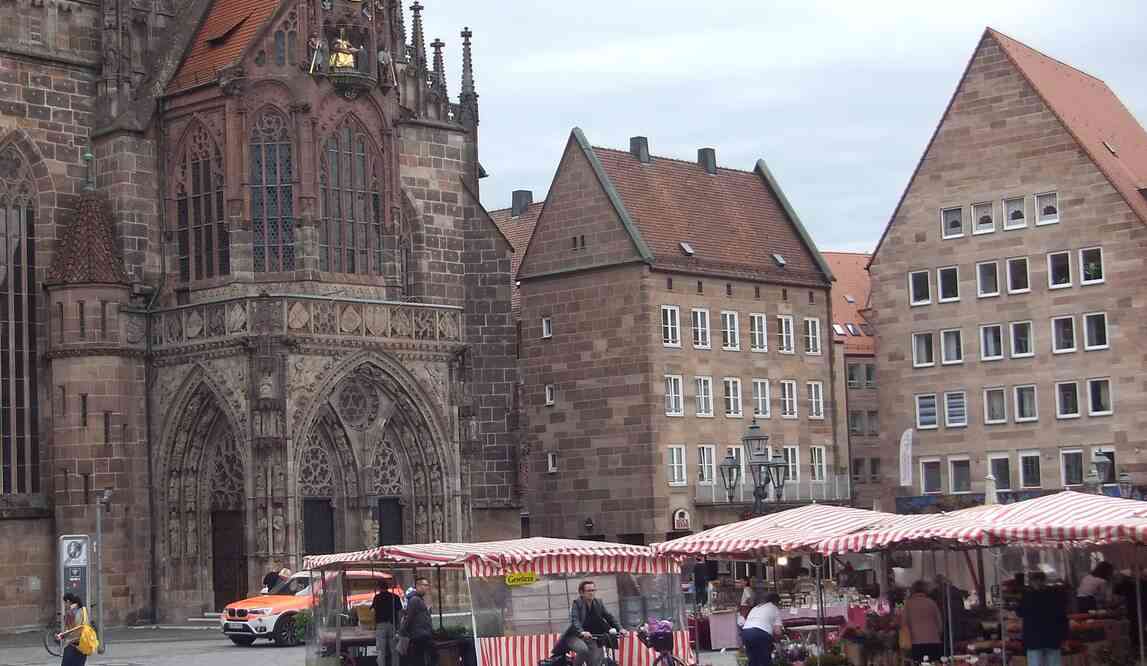 Nuremberg, place du Marché et Frauenkirche (église catholique Notre-Dame). 17 août 2019