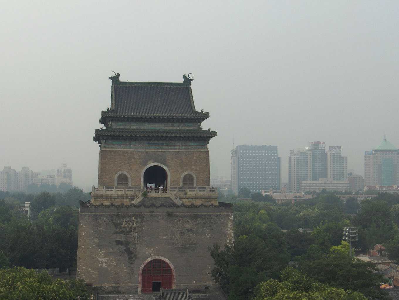 La tour de la Cloche vue depuis celle du Tambour (Pékin), le 4 août 2005