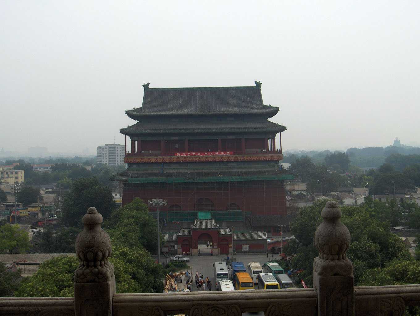 La tour du Tambour (Pékin) vue depuis celle de la Cloche, le 4 août 2005