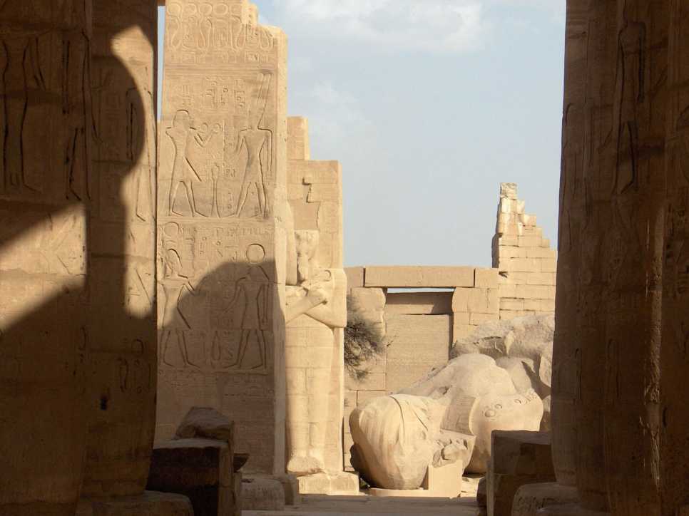 Le temple du Ramesseum, le 21 avril 2005