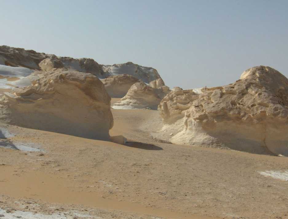 Parcours dans la zone tassilienne entre les deux déserts Blancs, le 16 avril 2005