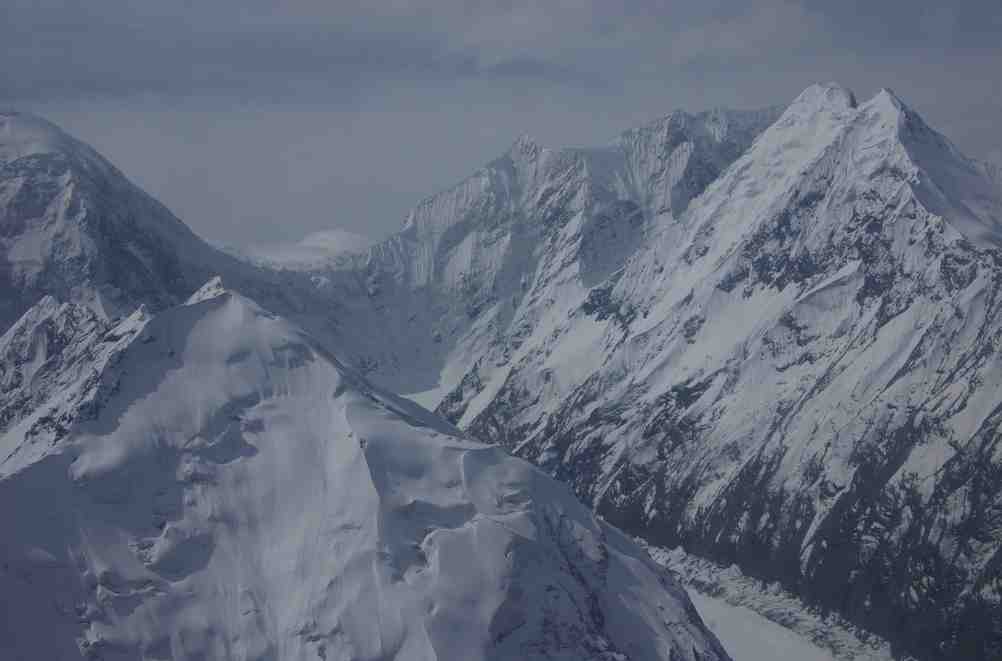 Un contrefort du pic Maxim Gorkii (6050 m) ; le pic Sovietskaïa Kirghizia (Советская Киргизия) (5650 m)