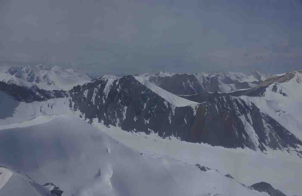 Derniers contreforts neigeux du massif des Tien Shan