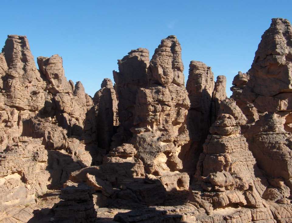 Paysage de pitons de grès sur le plateau des Ajjer, le 13 mars 2006