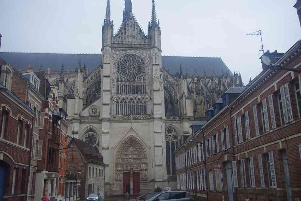 Visite express de la cathédrale d’Amiens (nous arrivons sous la pluie). Le samedi 13 septembre 2025
