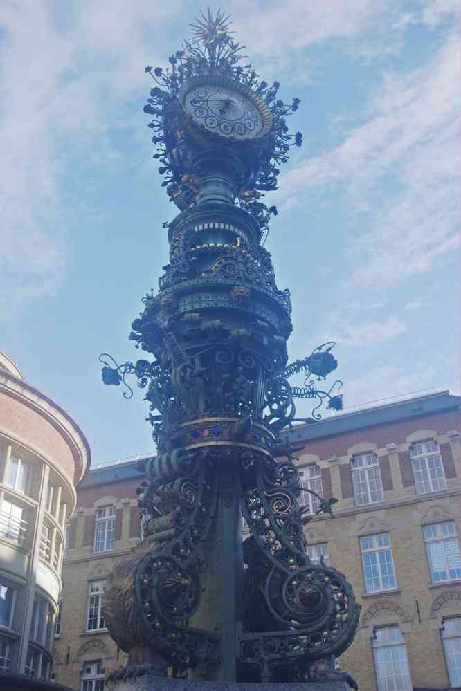 Amiens : horloge Dewailly. Copie d’une horloge qui datait du début du XXᵉ mais dont les éléments disparurent pendant la Seconde Guerre Mondiale. Cette reconstitution fut installée pour le réveillon de l’an 2000 par Gilles de Robien, alors maire d’Amiens. Le samedi 13 septembre 2025