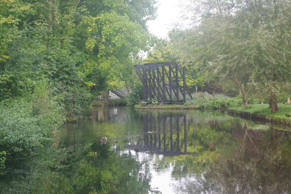 Hortillonnages d’Amiens (visite en barque). Élément d’art moderne au cœur des hortillonnages… qui laissait notre guide-batelier aussi dubitatif que moi. Le dimanche 14 septembre 2025