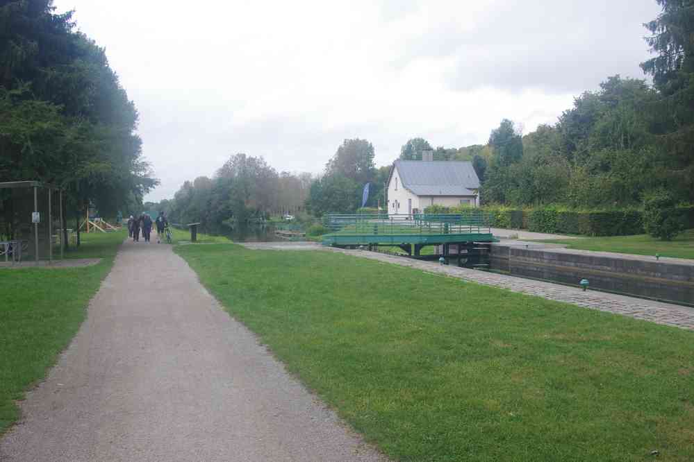 Randonnée le long de la Somme. Jugeant qu’il était trop tôt pour pique-niquer à côté de cette écluse nous avons décidé (plus ou moins d’un commun accord…) de rejoindre la suivante, avant de nous en mordre les doigts ! Le dimanche 14 septembre 2025