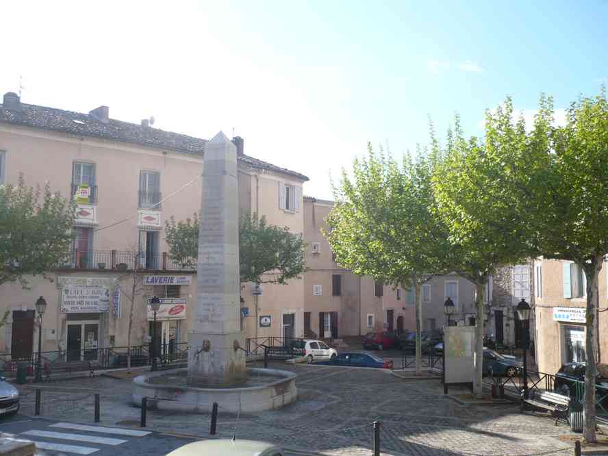 Charmante petite place du centre de Sisteron. Le jeudi 13 mai 2010