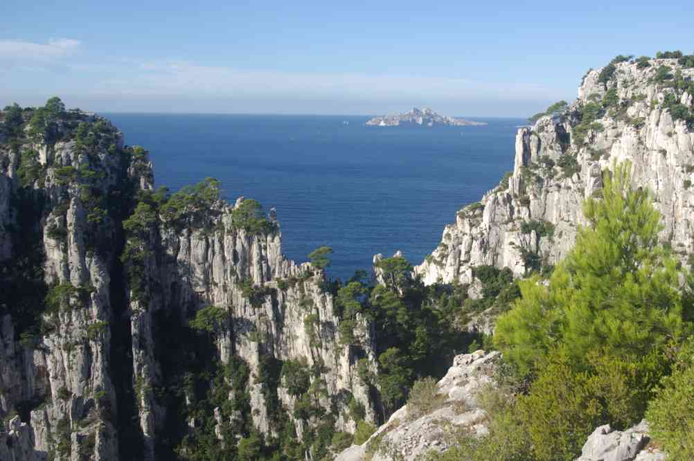 Vers l’île Riou (au premier plan à gauche la pointe de Castel Vieil). Le dimanche 6 octobre 2013