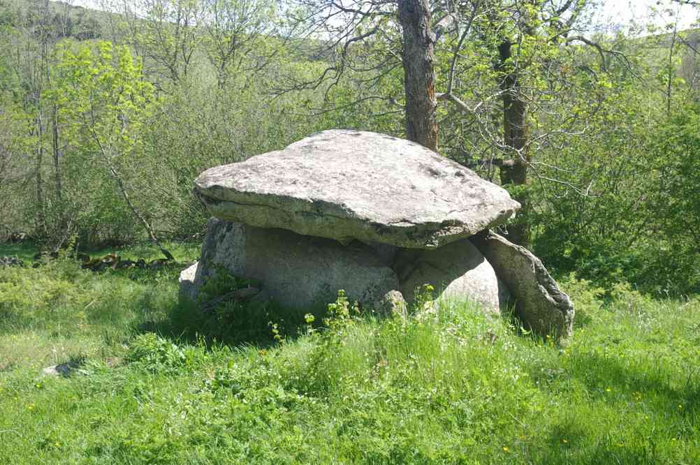 Un dolmen comme en Bretagne !. Le dimanche 1ᵉʳ juin 2014