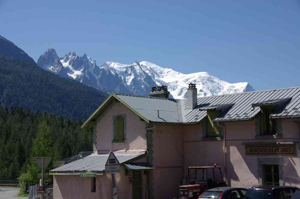 Les aiguilles de Chamonix et le mont Blanc depuis la gare de Montroc. Le lundi 9 août 2010