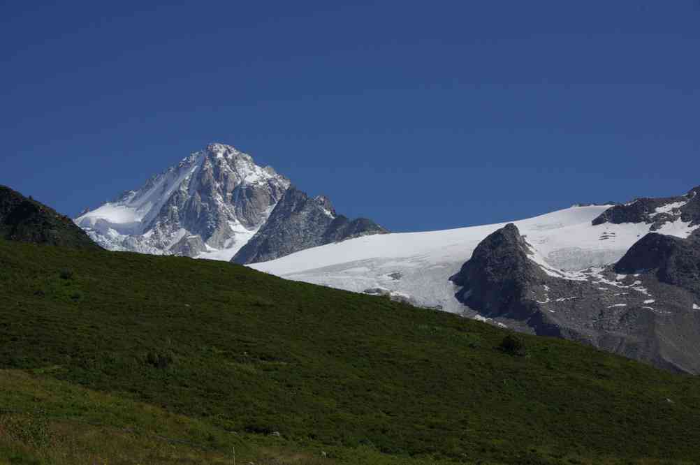 L’aiguille du Chardonnet et le glacier du Tour, depuis la station de Charamillon. Le lundi 9 août 2010