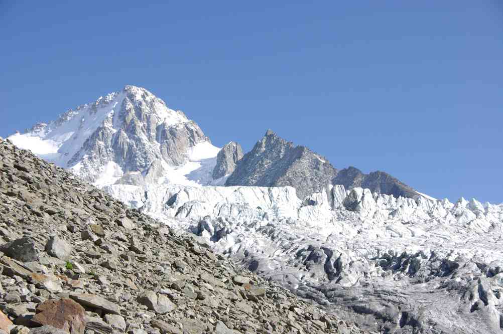 L’aiguille du Chardonnet et le glacier du Tour. Le lundi 9 août 2010