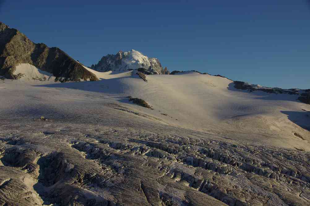 L’aiguille Verte et le glacier du Tour au crépuscule, du refuge Albert Ier. Le lundi 9 août 2010