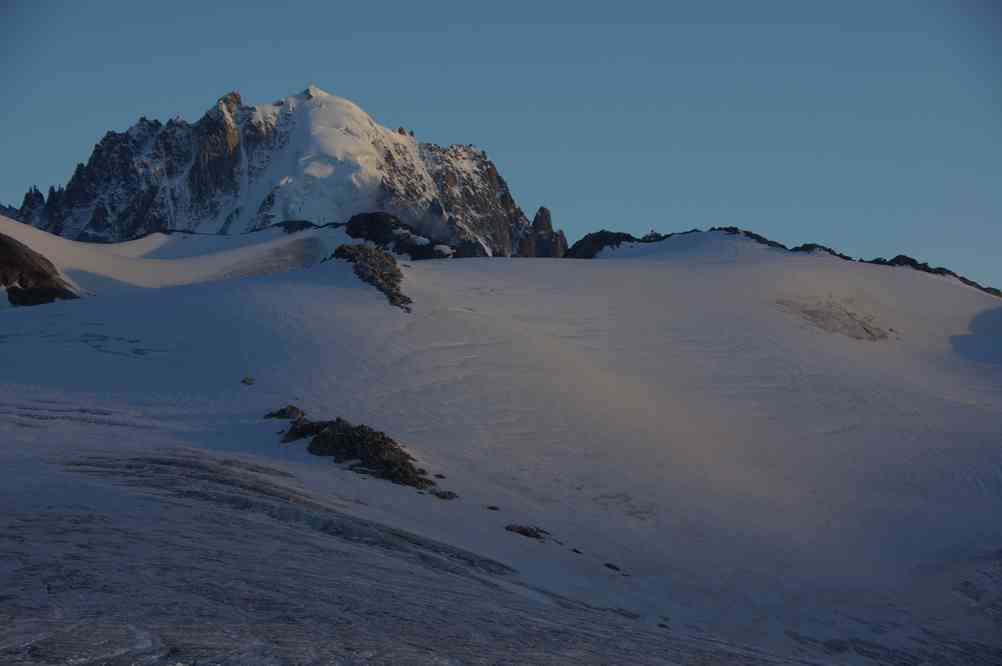 L’aiguille Verte et le glacier du glacier du Tour au crépuscule, du refuge Albert Ier