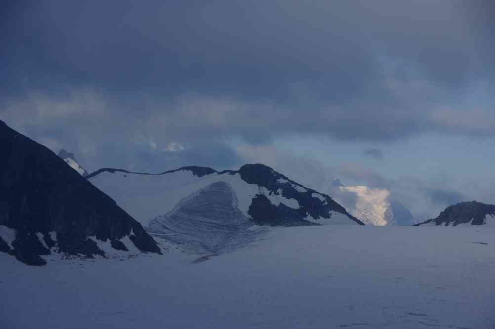 Progression sur le glacier du Tour, vue partielle sur le mont Blanc et l’aiguille du Goûter