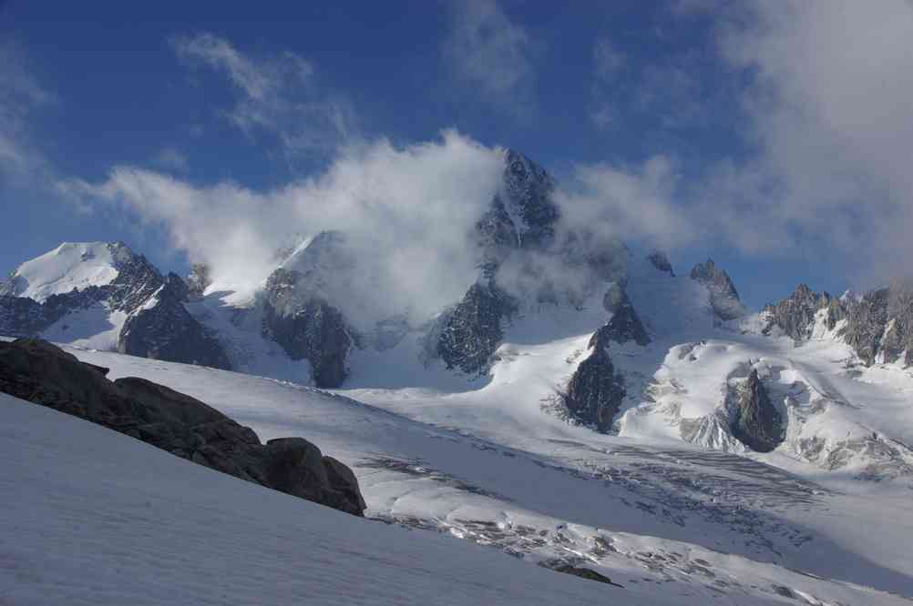 L’aiguille d’Argentière à gauche, et l’aiguille du Chardonnet dans les nuages. Le mardi 10 août 2010