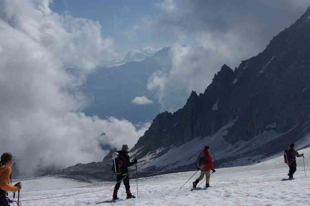 Progression sur le glacier du Trient (au fond : le mont blanc de Cheilon et la pointe du Cervin qui dépasse de l’arête à droite) (après consultation de Google Earth…). Le mardi 10 août 2010