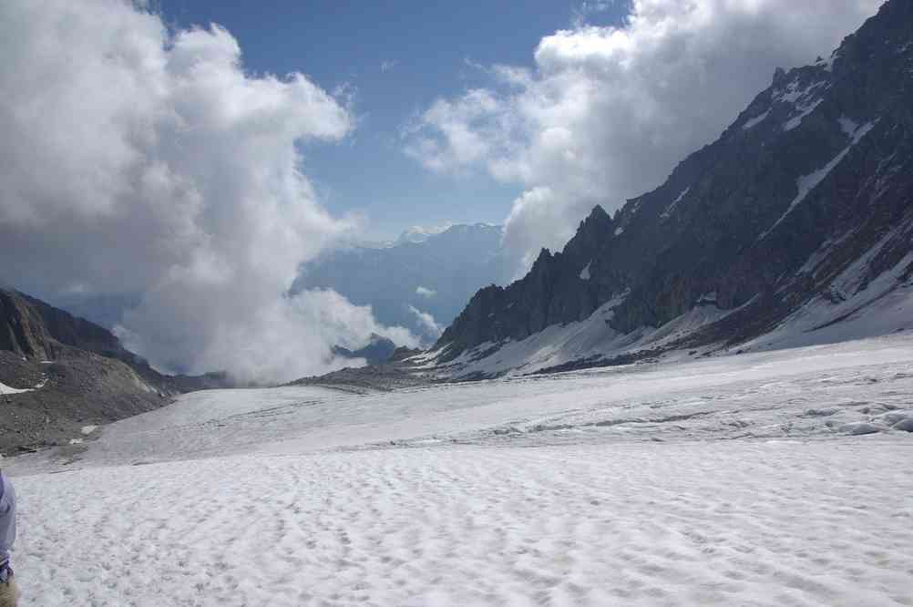 Descente sur le glacier d’Orny (au fond le mont Blanc de Cheilon). Le mardi 10 août 2010