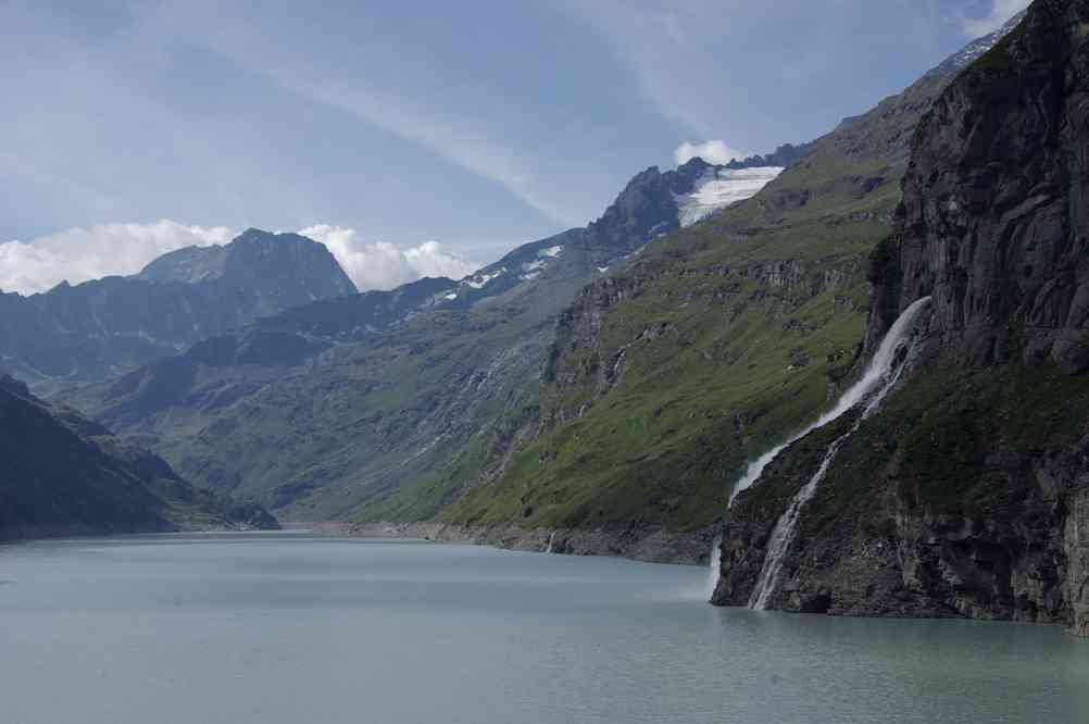 Le lac de Mauvoisin ; sans doute au fond à droite le glacier de la Tsessette