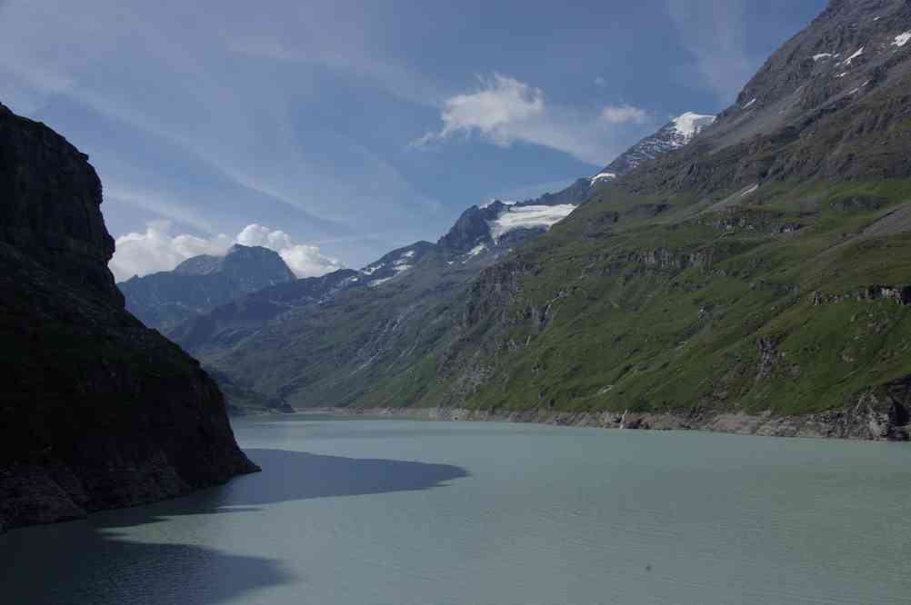 Le lac de Mauvoisin et (au fond à droite) la tour de Boussine (contrefort du Grand Combin). Le mercredi 11 août 2010